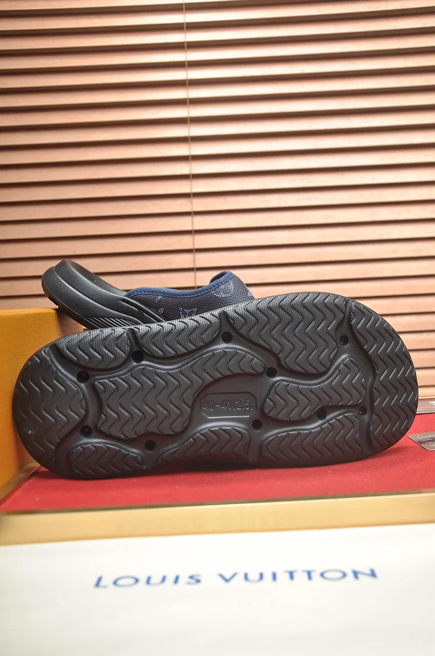 Men's men's shoes 💰340💶 [Louis Vuitton LV slippers] (high-end cowhide) counter 1:1 fashion style, a must-have for summer! The designer used LV’s iconic outsole. The original simple slippers instantly become fashionable! The upper is made of flexible special cowhide leather straps alternately, and the workmanship is exquisite! A must-have for stylish men in summer, size 38-45 (45 customized)